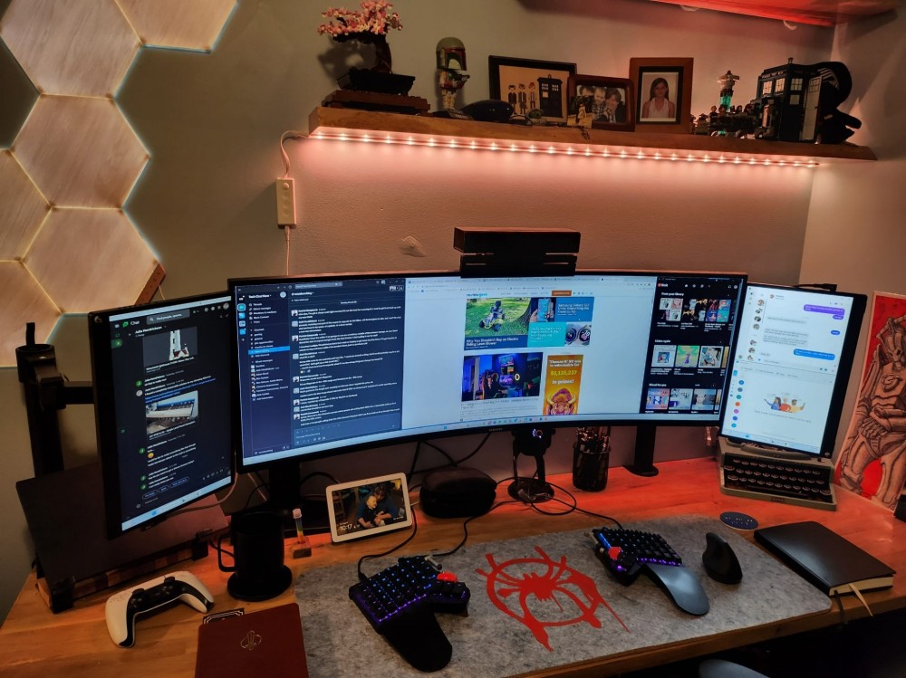 An expansive monitor setup