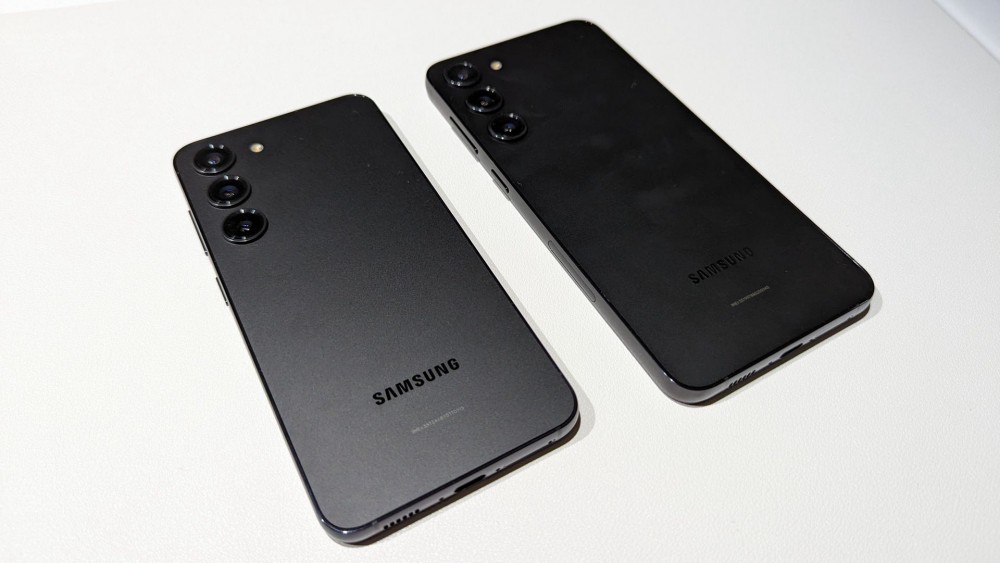 Galaxy S23 and 23+ in black