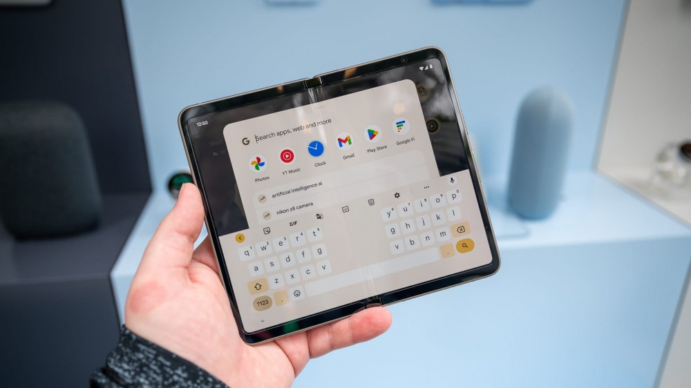 Split keyboard on the internal display of the Google Pixel Fold